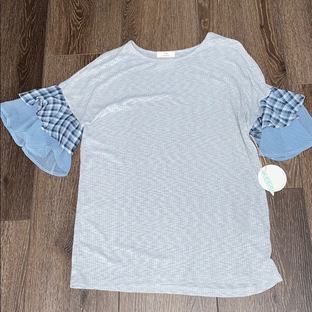 NWT! Hummingbird gray top w/ blue flutter sleeves.